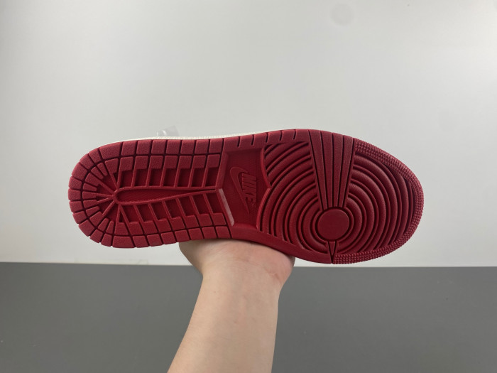 Travis Scott x Air Jordan 1 DZ4137-700