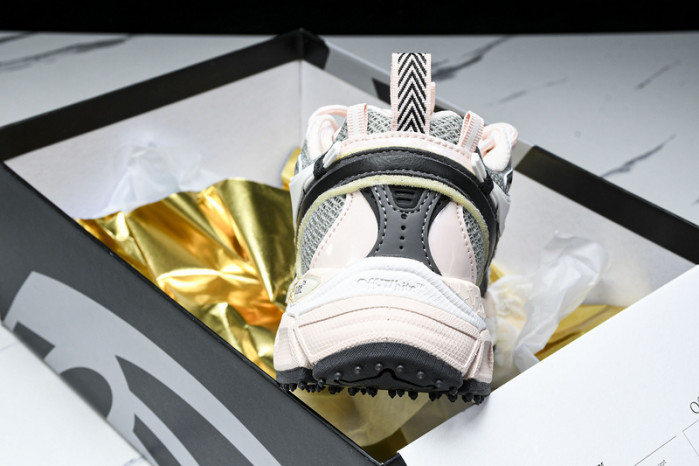 C/O​ SNEAKERS COS-013